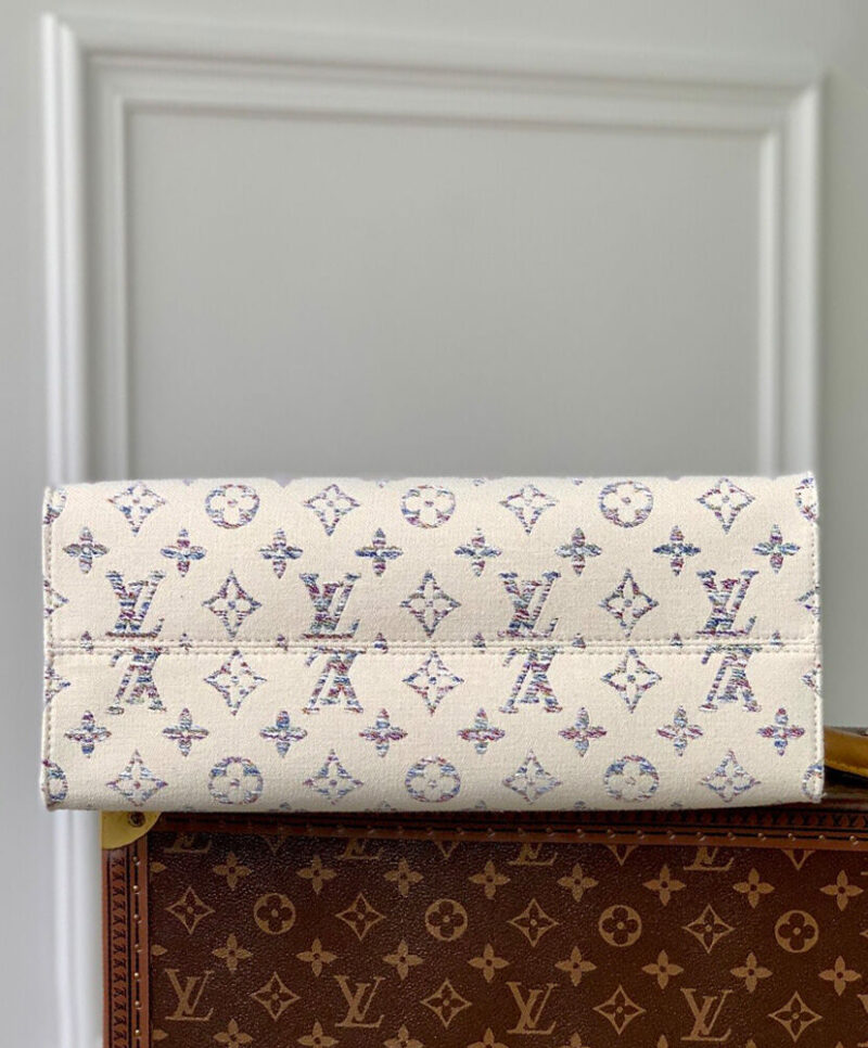 Louis Vuitton OnTheGo MM M24708 Cream
